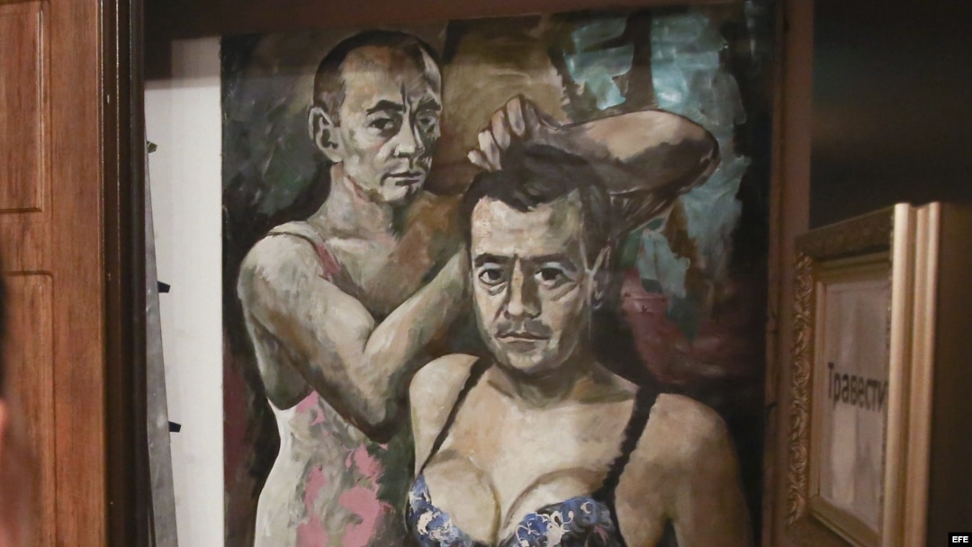 Fotografía fechada el 15 de agosto de 2013 de una pintura del artista ruso Konstantin Altunin titulada "Parodia" ("Travesty"), que muestra al presidente Vladímir Putin y al primer ministro ruso, Dmitri Medvédev, en ropa interior femenina.