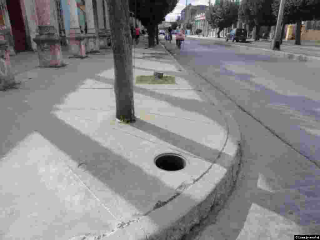 Reporta Cuba Alcantarillados sin tapas que puden provocar accidentes Camaguey Foto D de la Celda