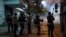 Un pelotón de la Policía Nacional Bolivariana (PNB) reprimen a manifestantes en el sector de Chacao en Caracas (Venezuela).