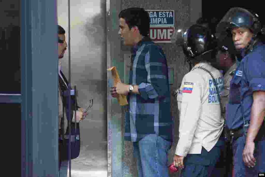 Un representante de los estudiantes opositores al Gobierno venezolano habla con un funcionario de la OEA en Caracas.