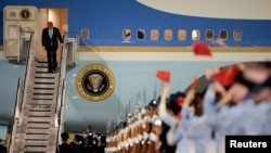 El presidente Donald Trump llega a bordo del Air Force One a Pekín, China, el 13 de mayo de 2026.