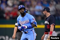 Aug 18, 2024; Arlington, Texas, EE.UU.; Texas Rangers jardinero derecho Adolis García (53) celebra después de que golpeara un doble contra los Mellizos de Minnesota durante el juego en Globe Life Field. (Jerome Miron-USA TODAY Sports)