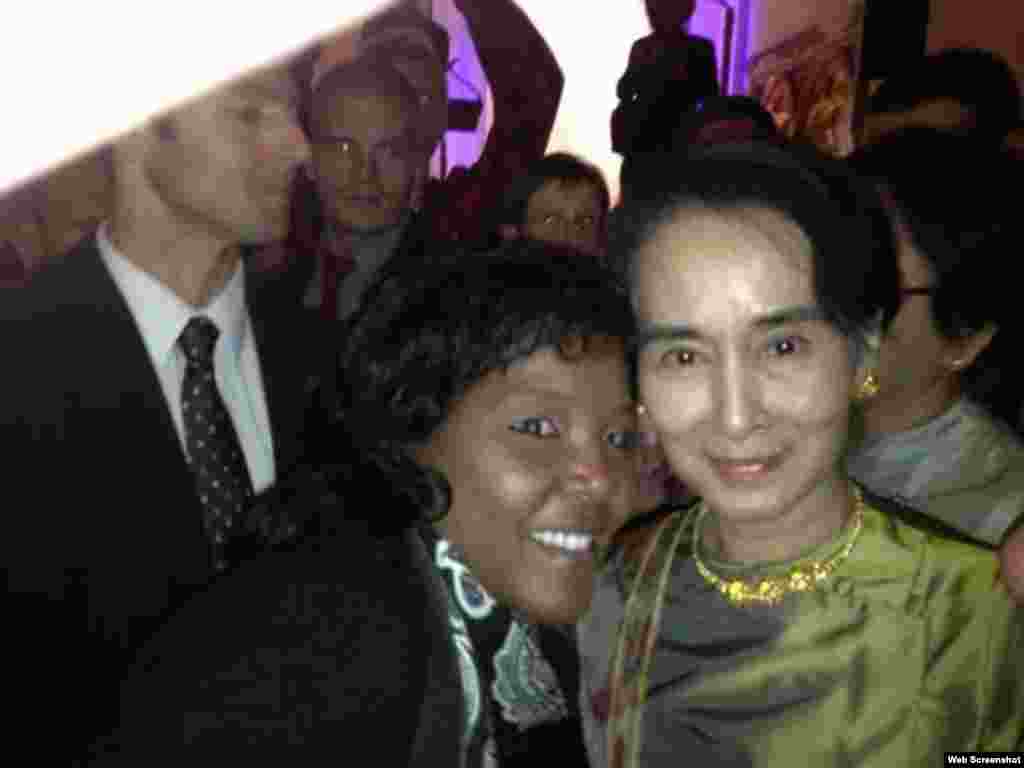 La opositora cubana Yris Pérez Aguilera junto a la premio Nobel de la Paz birmana, Aung San Suu Kyi. 