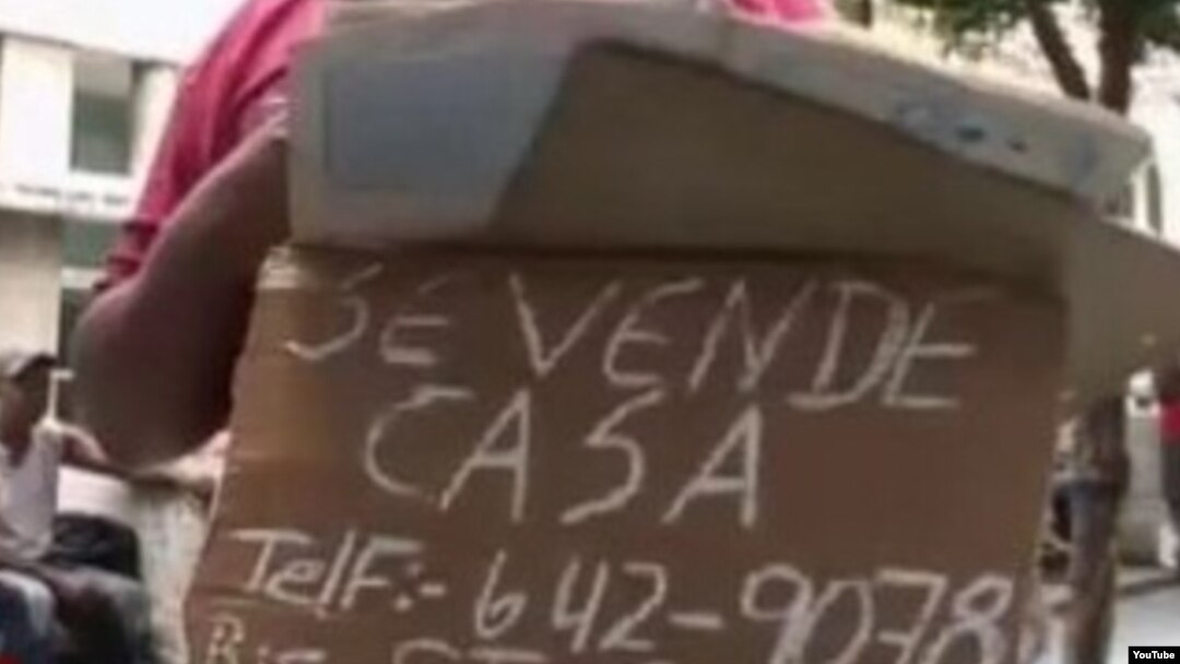 Un cubano intenta vender su casa en la calle Prado, en La Habana.