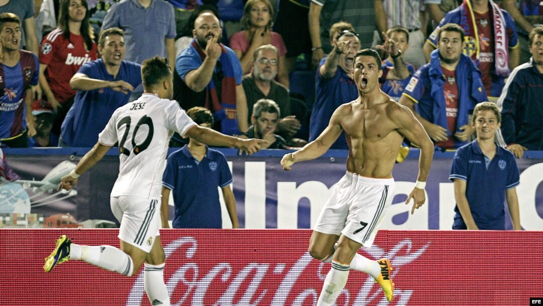 Los jugadores del Real Madrid, Cristiano Ronaldo (d) y Jese, celebran el tercer gol del equipo madridista. 