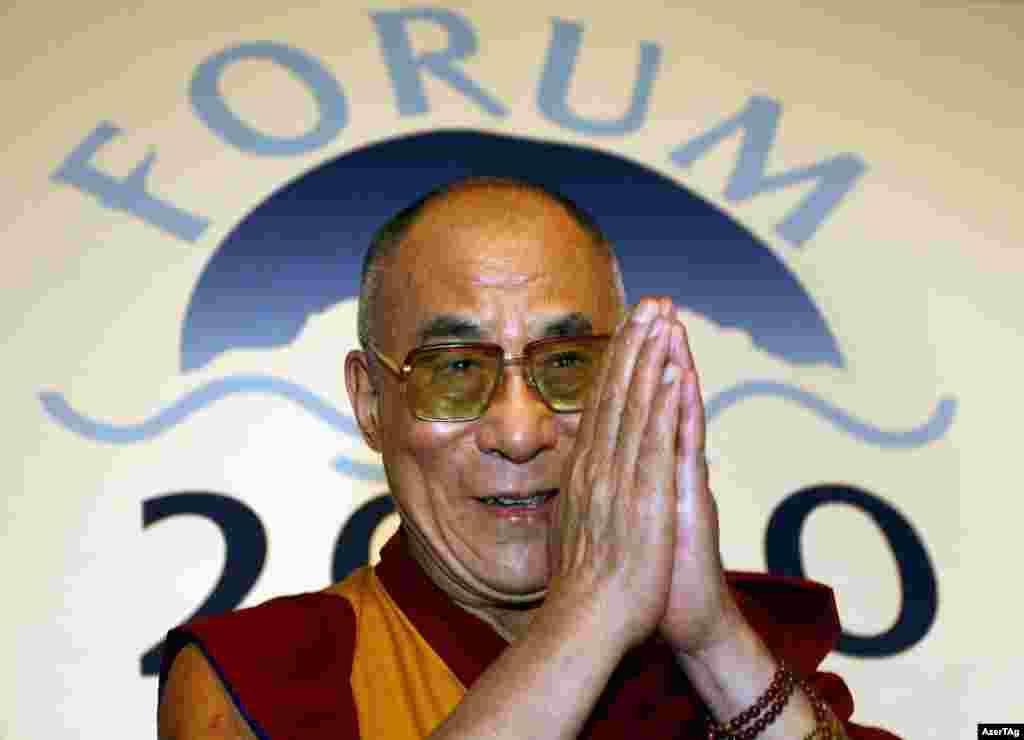 Archivo - 2006 - El Dalai Lama saluda a los participantes en el congreso internacional Foro 2000.