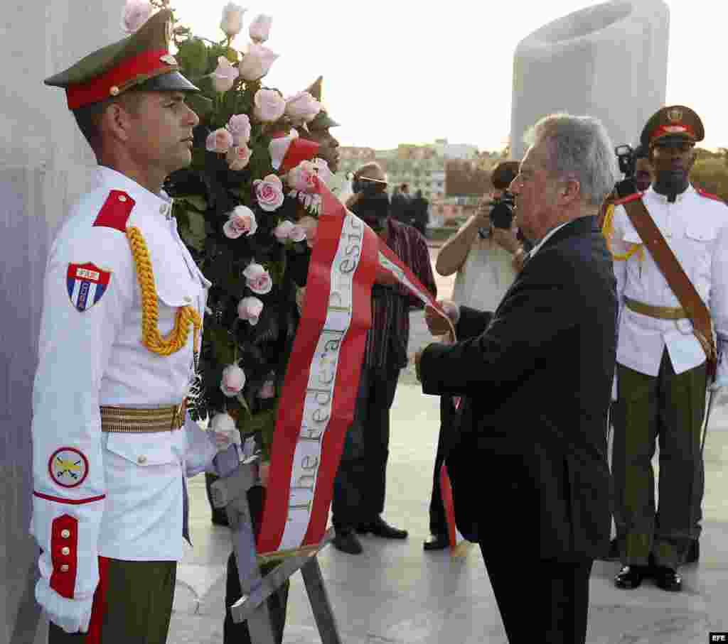 El presidente de Austria, Heinz Fischer (d), participa en la ceremonia de colocacion de una ofrenda floral al héroe nacional cubano José Martí hoy, miércoles 2 de marzo de 2016.