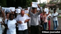 Imagen tomada minutos antes del arresto en La Habana el 4 de octubre. Foto: Ángel Moya.