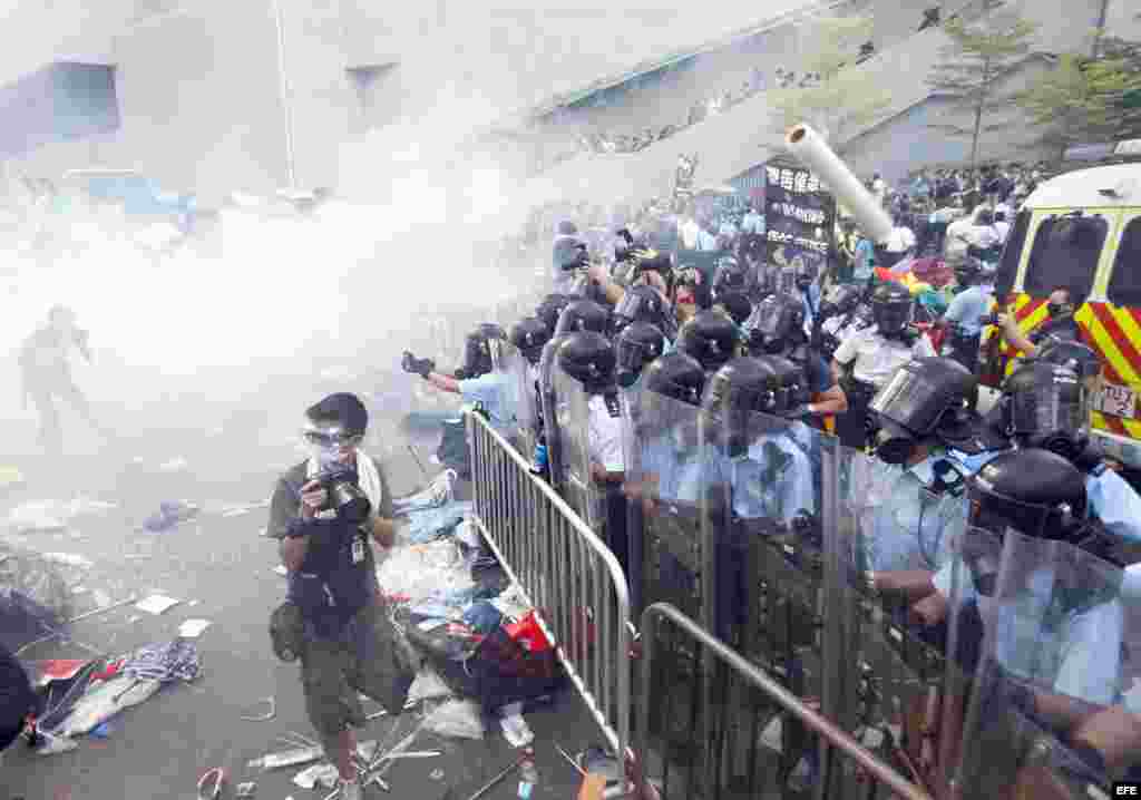 Enfrentamiento entre manifestantes y policías en Hong Kong.