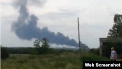 En esta toma de un video subido a la red social vk.com se ve la columna de humo que surge del lugar donde se estrelló el avión malasio.