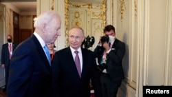 El presidente de Estados Unidos, Joe Biden, y el presidente de Rusia, Vladimir Putin, se reúnen para la cumbre entre Estados Unidos y Rusia en Villa La Grange en Ginebra, Suiza, el 16 de junio de 2021. Sputnik / Mikhail Metzel / Pool vía REUTERS