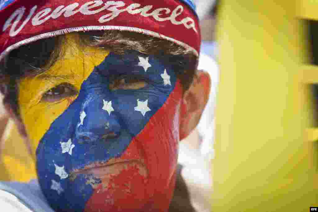 Una seguidora del candidato de oposición a la presidencia de Venezuela, Henrique Capriles Radonsky.