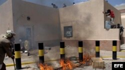 Fotografía de archivo. Manifestantes yemeníes irrumpieron en la Embajada de EEUU en Saná durante una protesta contra una película sobre el profeta Mahoma considerado blasfema por los musulmanes. 