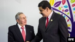Mantatarios de Venezuela Nicolás Maduro (d) y de Cuba Raúl Castro se saludan