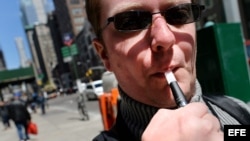 Un hombre fuma un cigarrillo electrónico hoy, jueves 24 de abril de 2014, en Nueva York (EE.UU.). La Administración Federal para la Droga y Alimentos de EEUU (FDA) anunció este 23 de abril que esta proponiendo la primera regulación para los cigarrillos el