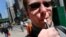 Un hombre fuma un cigarrillo electrónico hoy, jueves 24 de abril de 2014, en Nueva York (EE.UU.). La Administración Federal para la Droga y Alimentos de EEUU (FDA) anunció este 23 de abril que esta proponiendo la primera regulación para los cigarrillos el