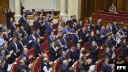 Diputados ucranianos aplauden tras la votación celebrada en el Parlamento en Kiev, Ucrania (23 de diciembre, 2014).
