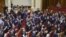 Diputados ucranianos aplauden tras la votación celebrada en el Parlamento en Kiev, Ucrania (23 de diciembre, 2014).
