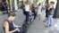 El Gobierno a habilitado decenas de puntos de Wi-Fi en todo el país, pero siguen siendo pocos y costosos para la mayoría.