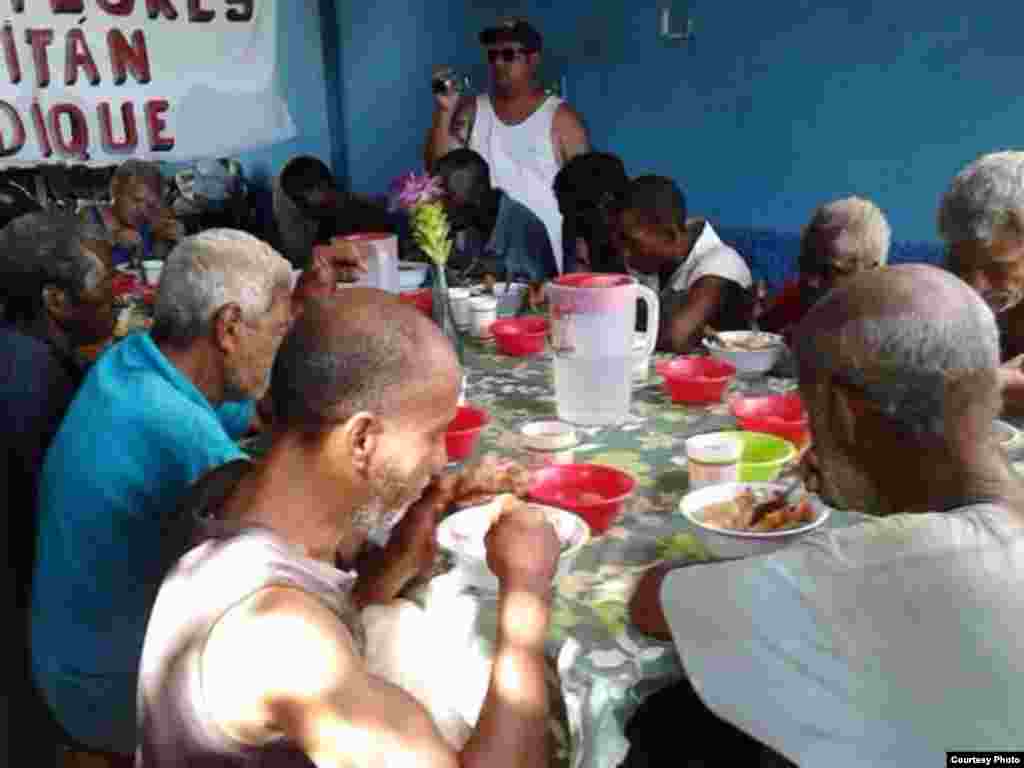 Varios ancianos reciben ayuda en el Proyecto "Capitan Tondique", Colón, Matanzas.