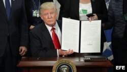  El presidente estadounidense, Donald J. Trump (c), tras firmar una orden ejecutiva.