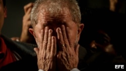 El expresidente brasileño Luiz Inácio Lula da Silva en un evento con miles de simpatizantes tras declarar como imputado por corrupción.