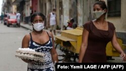 Mujeres cubanas caminan por las calles de La Habana durante la pandemia.