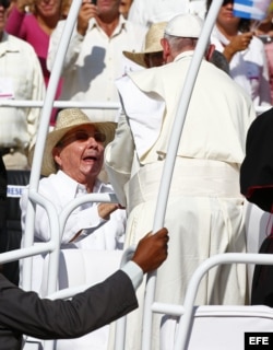El papa Francisco saluda a Raúl Castro el 21 de septiembre de 2015, durante una misa en la Plaza de la Revolución Calixto García, en Holguín (Cuba).