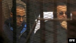 Mubarak escucha el fallo del tribunal este 29 de noviembre.
