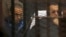 Mubarak escucha el fallo del tribunal este 29 de noviembre.