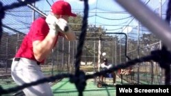 Yobal Dueñas lanza una pelota a un bateador durante el entrenamiento.