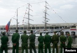 Soldados cubanos observan el barco de la armada venezolana "Simón Bolívar" el 5 de julio de 2010.