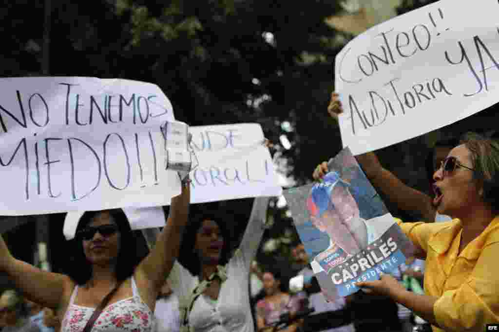 Caraqueños exigiendo conteo y auditoría de las elecciones presidenciales en Venezuela. 