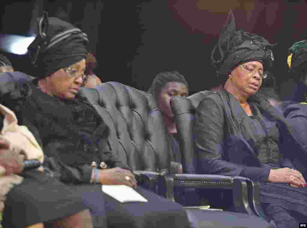La ex esposa de Nelson Mandela Winnie, Mandela Madikizela, y su viuda Graca Machel (der.) estuvieron en los funerales del líder.