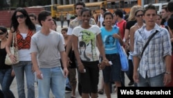 jóvenes cubanos