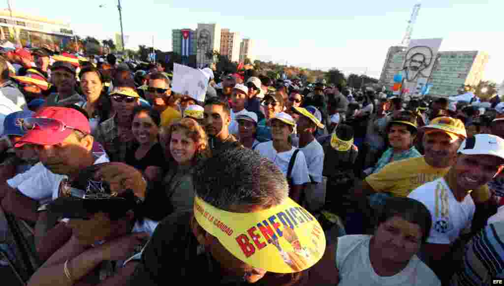 Cientos de personas se congregan, el 28 de marzo de 2012, en la Plaza de la Revolución José Martí, en La Habana, donde el papa Benedicto XVI ofició una misa multitudinaria.