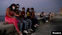 Cubanos en el Malecón habanero. REUTERS/Alexandre Meneghini