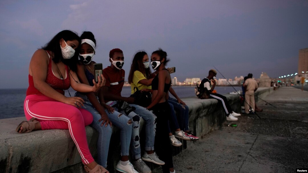 Cubanos en el Malecón habanero. REUTERS/Alexandre Meneghini