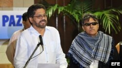 El segundo jefe de las FARC Luciano Marín (i), alias "Iván Márquez", junto al comandante Seuxis Paucias Hernández Solarte, alias "Jesús Santrich" (d) y a Jorge Torres Victoria (c-atrás), alias "Pablo Catatumbo".