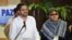 El segundo jefe de las FARC Luciano Marín (i), alias "Iván Márquez", junto al comandante Seuxis Paucias Hernández Solarte, alias "Jesús Santrich" (d) y a Jorge Torres Victoria (c-atrás), alias "Pablo Catatumbo".