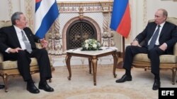 El presidente ruso Vladimir Putin en su encuentro con el gobernante cubano Raúl Castro a la izquierda, en Moscú, Rusia, el miércoles, 11 de julio de 2012, en una reunión para impulsar la cooperación entre ambos países, con especial acento en el ámbito eco