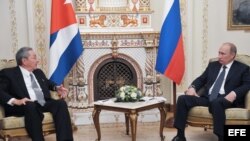 El presidente ruso Vladimir Putin en su encuentro con el gobernante cubano Raúl Castro a la izquierda, en Moscú, Rusia, el miércoles, 11 de julio de 2012, en una reunión para impulsar la cooperación entre ambos países, con especial acento en el ámbito eco
