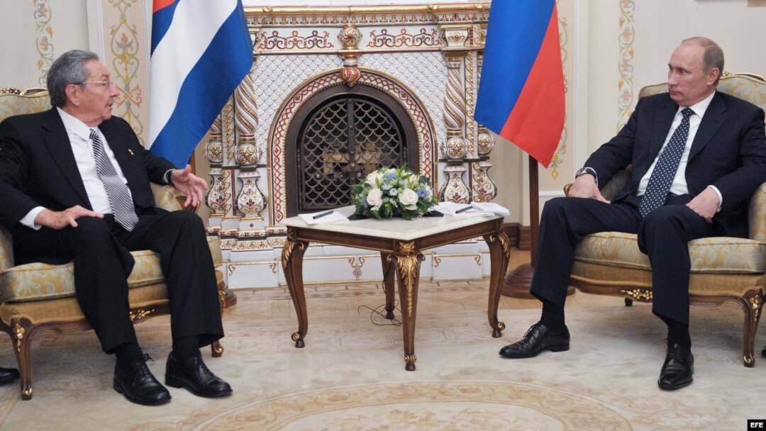 El presidente ruso Vladimir Putin en su encuentro con el gobernante cubano Raúl Castro a la izquierda, en Moscú, Rusia, el miércoles, 11 de julio de 2012, en una reunión para impulsar la cooperación entre ambos países, con especial acento en el ámbito eco
