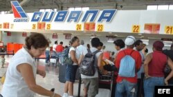 HAB05 - LA HABANA (CUBA), 11/07/05.- Varias personas esperan para viajar en el aeropuerto José Martí hoy, Lunes 11 de Julio. La actividad en el aeropuerto de La Habana comienza a normalizarse tras la suspensión de actividad provocada por el paso del hurac