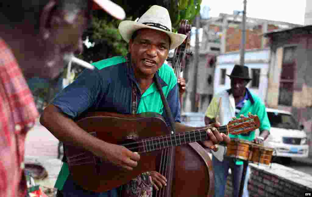 Unos músicos callejeros tocan en una esquina en la ciudad de Santiago de Cuba.