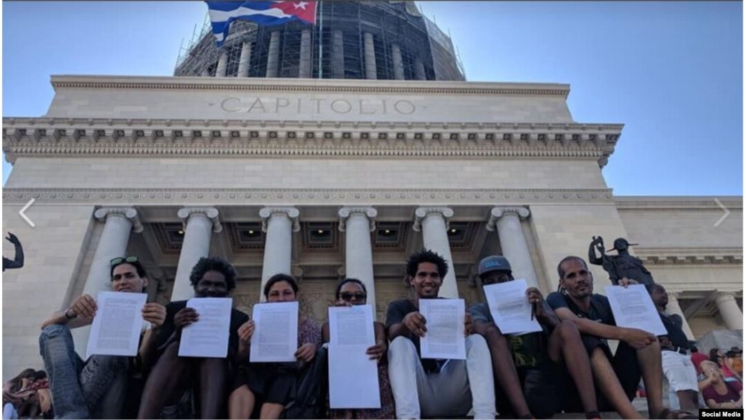 Artistas muestran cartas de protesta contra el Decreto 349.