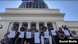 Artistas muestran queja presentada contra el Decreto 349.