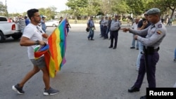 Un activista LGBTI discute con un policía el sábado 11 de mayo de 2019, durante la marcha gay convocada por la sociedad civil.