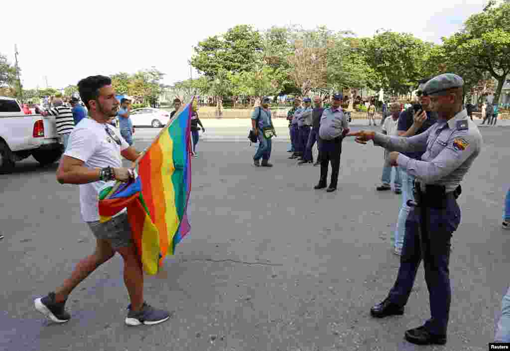 Un activista LGBTI discute con un policía el sábado 11 de mayo, durante la marcha gay convocada por la sociedad civil.