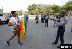 Un activista LGBTI discute con un policía el sábado 11 de mayo, durante la marcha gay convocada por la sociedad civil.